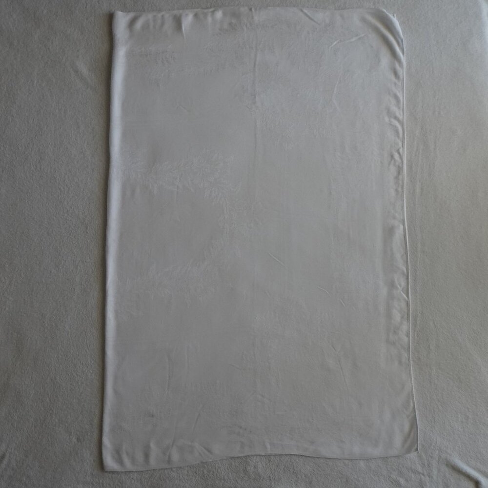 White Damask Linen Hemmed Selvage Tablecloth 68”x 50” Floral Vintage Rectangle